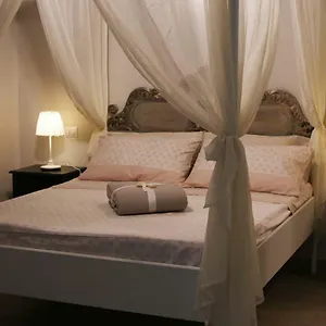 Apartment Teatro Nuovo, Naples